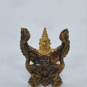 พระครูวิจิตรกาญจนาภรณ์ วัดช่องกลิ้ง พญาครุฑเศรษฐีเงินล้าน รุ่นกฐิน ๕๙ (AC1727)