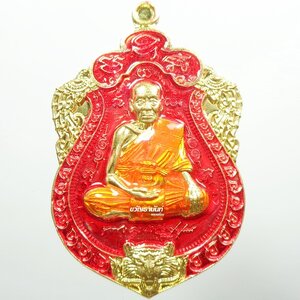 เสมา สะดุ้งกลับ สุขใจ 99 หลวงพ่อพัฒน์ วัดห้วยด้วน ทองทิพย์ลงยาพื้นแดง ขอบแดง บนแดง จีวร