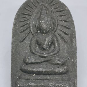 หลวงพ่อชำนาญ วัดบางกุฎีทอง พระพิมพ์รัศมี เนื้อผงดำ ยุคต้น KA4244