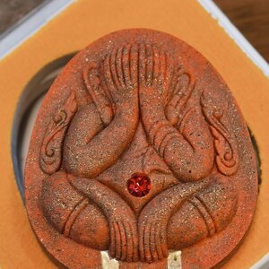 หลวงพ่อเมียน วัดจะเนียงวนาราม จ.บุรีรัมย์ พระปิดตาปิดทวาร พิมพ์ใหญ่ หลังยันต์หุ่นพยนต์ กล่องเดิม จากวัด KA2345