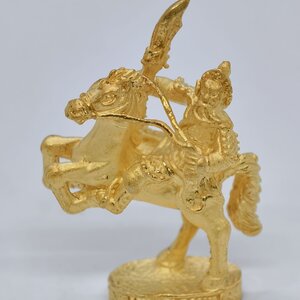 หลวงปู่คีย์ วัดศรีลำยอง เทพเจ้ากวนอู ทรงม้าศึกเซ็กเทา รุ่น สรงน้ำ 57 เนื้อโลหะชุบทอง พร้อมคาถาบูชา (KA3224)