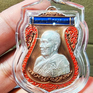 หลวงพ่อพัฒน์ วัดห้วยด้วน นครสวรรค์ เสมา รวยเลื่อนยศ 2563 พร้อมเลี่ยม หน้ากากเงิน เลข1 (AB5957)