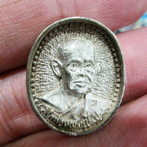 หลวงพ่อเชิญ วัดโคกทอง เหรียญหล่อ รูปเหมือน เนื้อเงิน กล่องเดิม (KP5524)