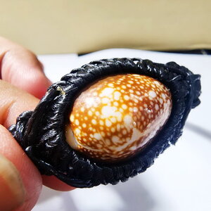 หลวงปู่มหาศิลา วัดพระธาตุหมื่นหิน กำไลเบี้ยแก้ ประทานทรัพย์ (KA265)