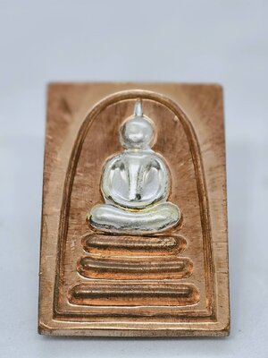 หลวงปู่หนูอินทร์ วัดป่าพุทธมงคล สมเด็จหลังพรหม ปี 2563 นวะโลหะ หน้ากากเงิน ฝังเพชร KA1788