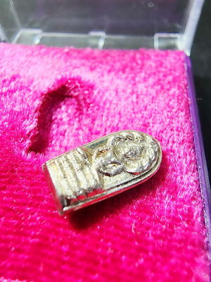 พระปรกใบมะขาม เสาร์ห้า ปี 2539 วัดระฆังโฆสิตาราม กรุงเทพ เนื้อเงิน กล่องเดิม (KP5950)