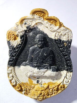 หลวงพ่อพัฒน์ วัดห้วยด้วน พระผงเสมา เสือคาบดาบ รุ่นแรก (KA356)