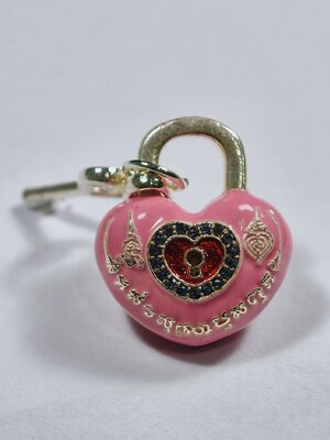 หลวงปู่ครูบาค้ำฝั้น อินทวัณโณ วัดกอโชค เชียงใหม่ กุญแจใจ รักนิรันดร์ (AB1095)