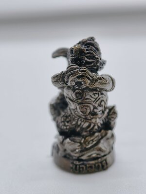 หลวงปู่หงษ์ วัดเพชรบุรี อ.ปราสาท จ.สุรินทร์ มัจฉานุ เนื้อโลหะอาถรรพ์ กล่องเดิม (KA2451)