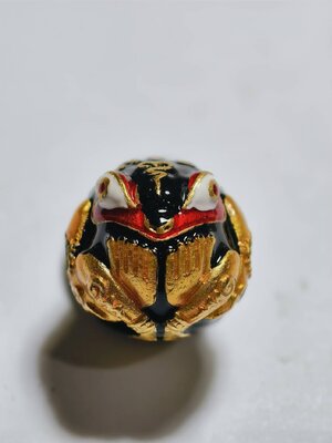 ครูบาคำฝั้น อินทวณฺโณ วัดกอโชค เชียงใหม่ ลูกอมพญากบกินเดือนราชาโชค ดำเหลือง (KA1003)