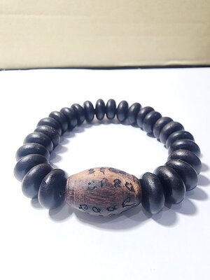 หลวงปู่มหาศิลา สวนสงฆ์แกแปะ จ.กาฬสินธุ์ กำไลข้อมือ ประคำไม้แก่นมะขามโปร่งฟ้า รุ่น2 ซองเดิม (AC360)