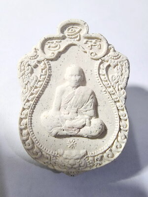 หลวงพ่อพัฒน์ วัดห้วยด้วน พระผงเสมา เสือคาบดาบ รุ่นแรก (AC811)