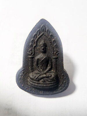 หลวงปู่เฮี้ยง วัดป่า พระอรหังหลังอุ เนื้อผงคลุกรัก ปี 2499 (AC91)