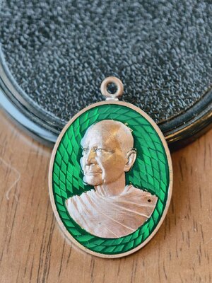 หลวงปู่จื่อ วัดเขาตาเงาะอุดมพร เหรียญห่วงเชื่อม รวยทรัพย์รับโชค ลงยาเขียว KA1567