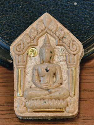 หลวงปู่มหาศิลา สวนสงฆ์แกเปะ ขุนแผน ล้านรวยรวย หลัง พระคาถาหัวใจขุนแผน ตะกรุดทอง 3 ดอก พร้อมหมุดโค้ด KA4242