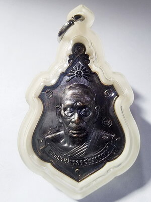 หลวงพ่อพัฒน์ วัดห้วยด้วน กฐิน 65 พิมพ์ยกช่อฟ้า หลังยันนะโมพุทธายะ พัฒน์ รุ่งเรือง พร้อมเลี่ยม (AC233)