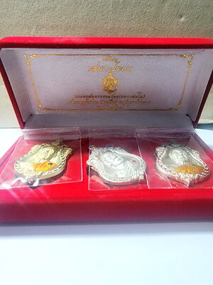 หลวงพ่อโม วัดราษฎร์บำรุง (ตาเจี่ย) เหรียญเสมา 8 รอบ ชุด3องค์ (AC754)