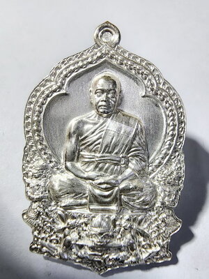 พระมหาสุรศักดิ์ วัดประดู่ จ สมุทรสงคราม เหรียญนั่งพานสร้างบารมี ปี2564 ปี65 เนื้อเงิน (AC436)