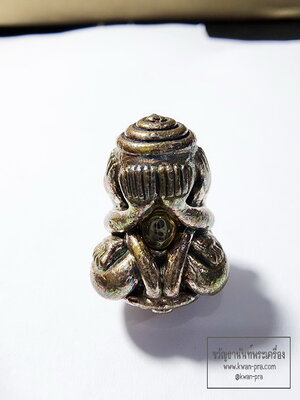 หลวงปู่จื่อ วัดเขาตาเงาะอุดมพร ชัยภูมิ พระปิดตา รุ่น โกฏิอุด รวย รวย นวะโลหะแก่เงิน (AB6368)