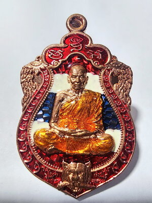 หลวงพ่อพัฒน์ วัดห้วยด้วน เสมาเสือคาบมีดอาถรรพ์ รุ่น ราชาพยัคฆ์รวยพันล้าน เต็มองค์ ธงชาติ (AC369)