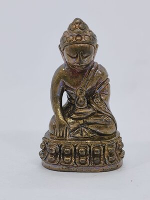 หลวงปู่ขำ วัดบ้านหนองแดง พระชัยวัฒน์ ปวเรศ 8 รอบ เนื้อนวะโลหะ KA3232