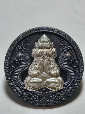 หลวงปู่มหาศิลา วัดพระธาตุหมื่นหิน พระปิดตาพังพระกาฬ หลัง พระพิฆเนศบันดาลโชค นวะโลหะหน้ากากเงิน เลข 1 KA4871