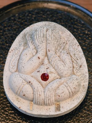 หลวงพ่อเมียน วัดจะเนียงวนาราม จ.บุรีรัมย์ พระปิดตาปิดทวาร พิมพ์ใหญ่ หลังยันต์หุ่นพยนต์ กล่องเดิม จากวัด KA2349