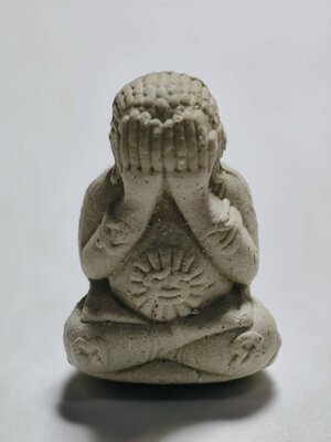 หลวงปู่หมุน วัดบ้านจาน จังหวัดศรีสะเกษ ปิดตา ชนะมาร เลขโค้ด (KA1877)