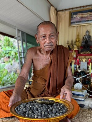 หลวงนุ้ยเจ้าอาวาส วัดหน้าถ้ำเขาพังอิฐ จ.พัทลุง ลูกอมสาริกาลิ้นทอง