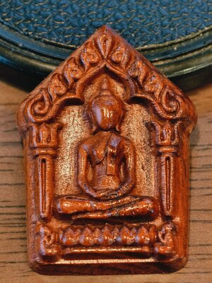 หลวงปู่มหาศิลา สวนสงฆ์แกเปะ ขุนแผน ล้านรวยรวย หลัง พระคาถาหัวใจขุนแผน เนื้อไม้พยุง KA4262