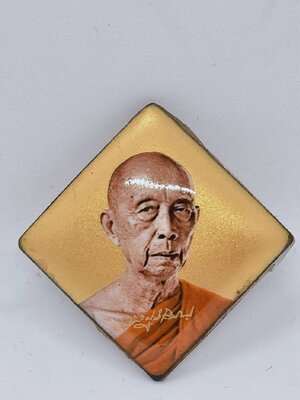 หลวงพ่อคูณ วัดบัลลังก์ เหรียญ รุ่น พุทธานุภาพ ฉากทอง เนื้อเงิน AC1629