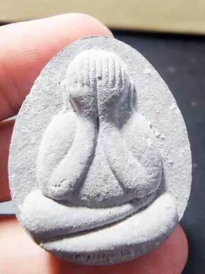 หลวงปู่รอด วัดโคกกรม จังหวัดสุรินทร์ ปิดตาปลดหนี้จัมโบ้ รุ่นแรก (AB5982)