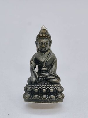 พระกริ่งพุทโธเจริญลาภ รุ่นแรก ครูบาบุญยัง เกศเงิน ก้นเงิน เลข 8 (KA1538)