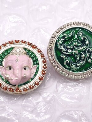 พระอาจารย์อำนาจ พระคเณศน้อย รุ่น หัวใจโภคทรัพย์ เหรียญโภคทรัพย์คเณชา เนื้อบรอนซ์ ซาติน ลงยาเขียว KM321