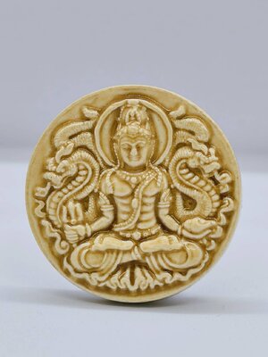 จตุคามรามเทพ รุ่น โคตรมหาเศรษฐี เงินไหลมา หลังหลวงปู่ทวด เนื้อกระเบื้องเคลือบ (KA1174)