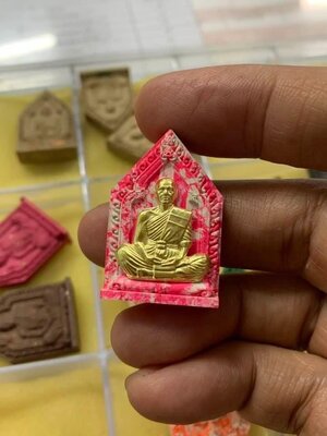 พระผงรูปเหมือน พิมพ์ห้าเหลี่ยม รุ่น ทองเหนือดวง หลวงพ่อทอง วัดบ้านไร่