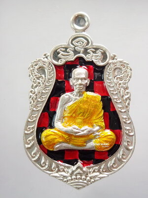 1 ใน 400 องค์ เหรียญเสมา รุ่น มหาเวทย์ เหรียญแจกศูนย์จอง ลงยาลายหมากรุก ลงยาจีวรเหลือง