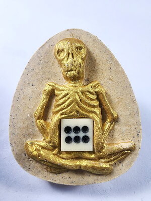 พ่อพรายดอกดิน อาจารย์สรวง นะยันต์หลง เสกร่วมกับ หลวงปู่อิน วัดหนองเม็ก ฝังลูกเต๋าโชคลาภ (KA342)