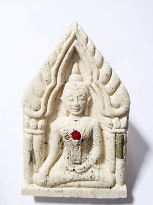 หลวงพ่อคูณ วัดบ้านไร่ พระขุนแผน เนื้อผงพุทธคุณสีขาว รุ่น คูณเงินคูณทอง 2557 กล่องเดิม (AB6306)