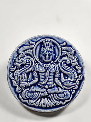 จตุคามรามเทพ รุ่น โคตรมหาเศรษฐี เงินไหลมา หลังหลวงปู่ทวด เนื้อกระเบื้องเคลือบ (KA974)