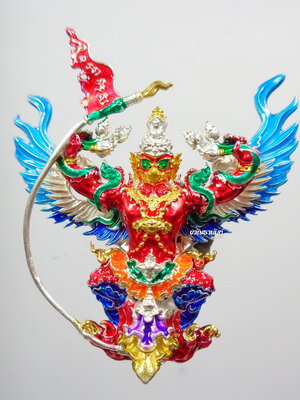 พญาครุฑ วัดครุฑ รุ่น4 เชิญธงเศรษฐี อัศจรรย์โลกไม่ลืม เนื้อเงินลงยาเต็มๆ พิมพ์เล็ก กล่องไม้หรู สวยงาม