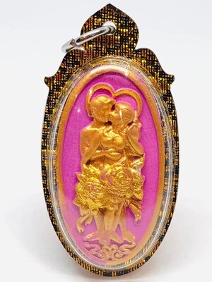 อิ่นคู่กระซิบรัก เนื้อผงว่านมหาเสน่ห์-สีม่วง (เลี่ยมกรอบอะคริลิค) พร้อมคาถา KM9874