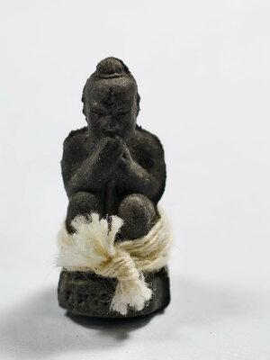 หลวงปู่หงษ์ พรหมปัญโญ วัดเพชรบุรี กุมารทองดูดรก ปี 2553 รุ่น เพิ่มทรัพย์ เพิ่มสุข เนื้อพรายดำ (KA945)