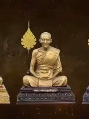 พระบูชาเลื่อนสมณศักดิ์และหนุมานปราบไพรี หลวงพ่อชอุ้ม วัดตะเคียนเลื่อน นครสวรรค์