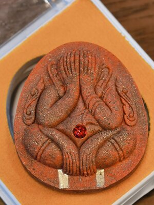 หลวงพ่อเมียน วัดจะเนียงวนาราม จ.บุรีรัมย์ พระปิดตาปิดทวาร พิมพ์ใหญ่ หลังยันต์หุ่นพยนต์ กล่องเดิม จากวัด KA2345