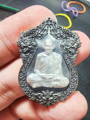 หลวงพ่อพัฒน์ เศรษฐีปากน้ำโพ เนื้อนวะโลหะ หน้ากากเงิน เนื้อหลัก (KP5972)