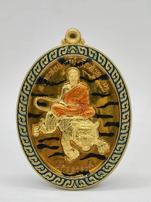 หลวงพ่อพัฒน์ วัดห้วยด้วน นั่งเสือเสาร์ 5 พยัคฆ์พันล้าน ลงยา ด้านหลัง พญาเสือไร้พ่ายปราบไพรี AC1350