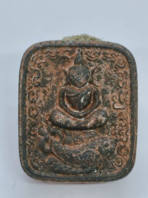 หลวงพ่อสิน วัดละหารใหญ่ พระพุทธทรงปลาอานนท์ โซนดำ ฝังตะกรุด พร้อมแผ่น รันหมายเลข (KA2181)