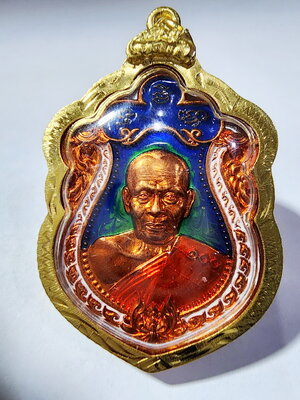 หลวงพ่อพัฒน์ วัดห้วยด้วน รุ่น รวยพัฒนมงคล 100 ปี พร้อมเลี่ยมไมครอน (AB6364)